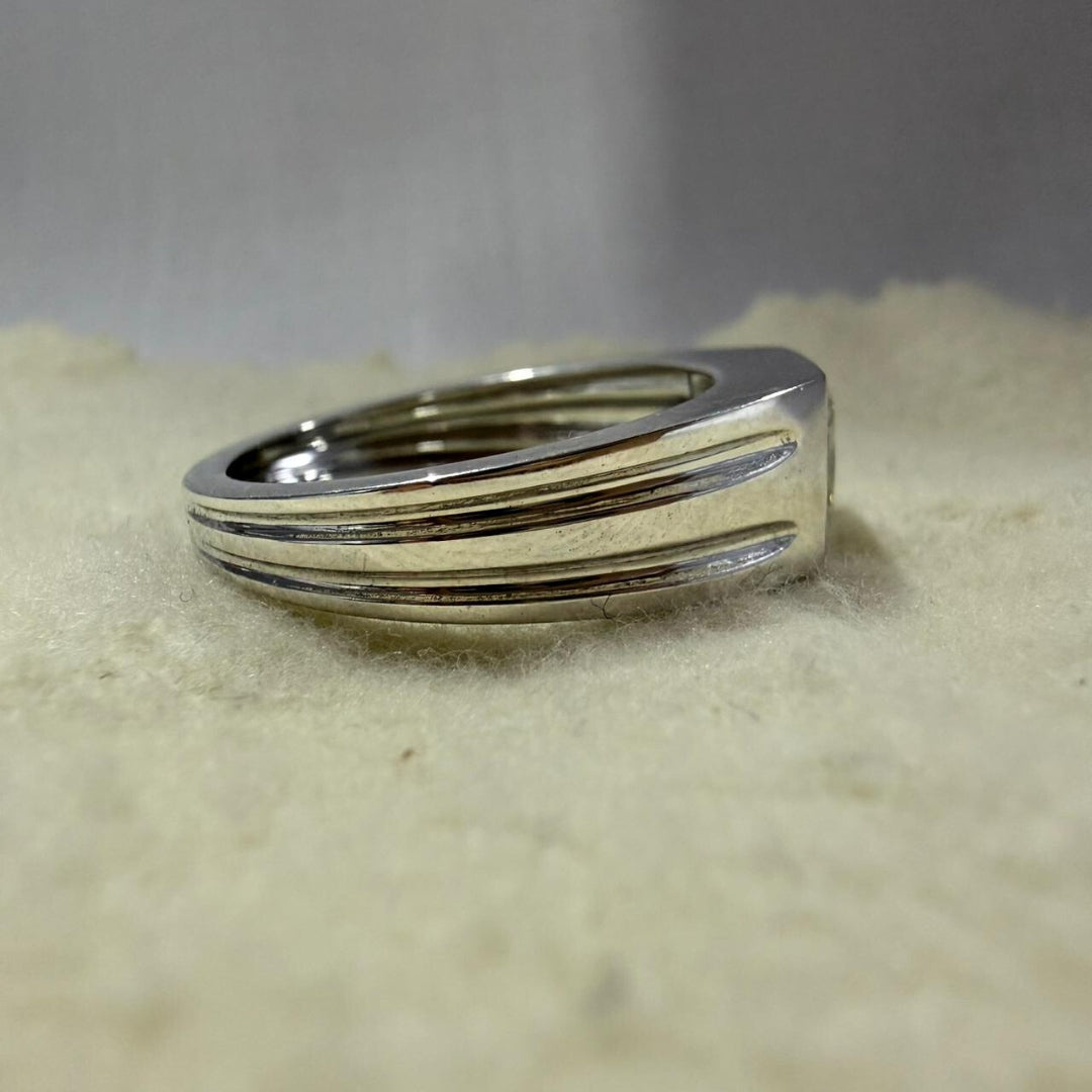 Elegant Men’s White Gold Ring with Princess Cut Diamond