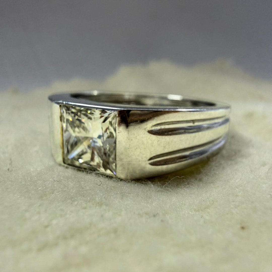 Elegant Men’s White Gold Ring with Princess Cut Diamond