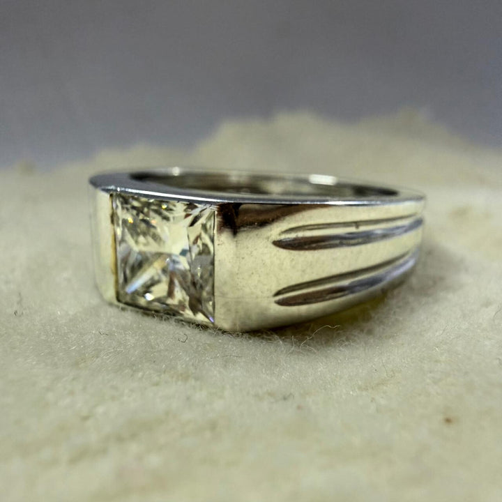 Elegant Men’s White Gold Ring with Princess Cut Diamond